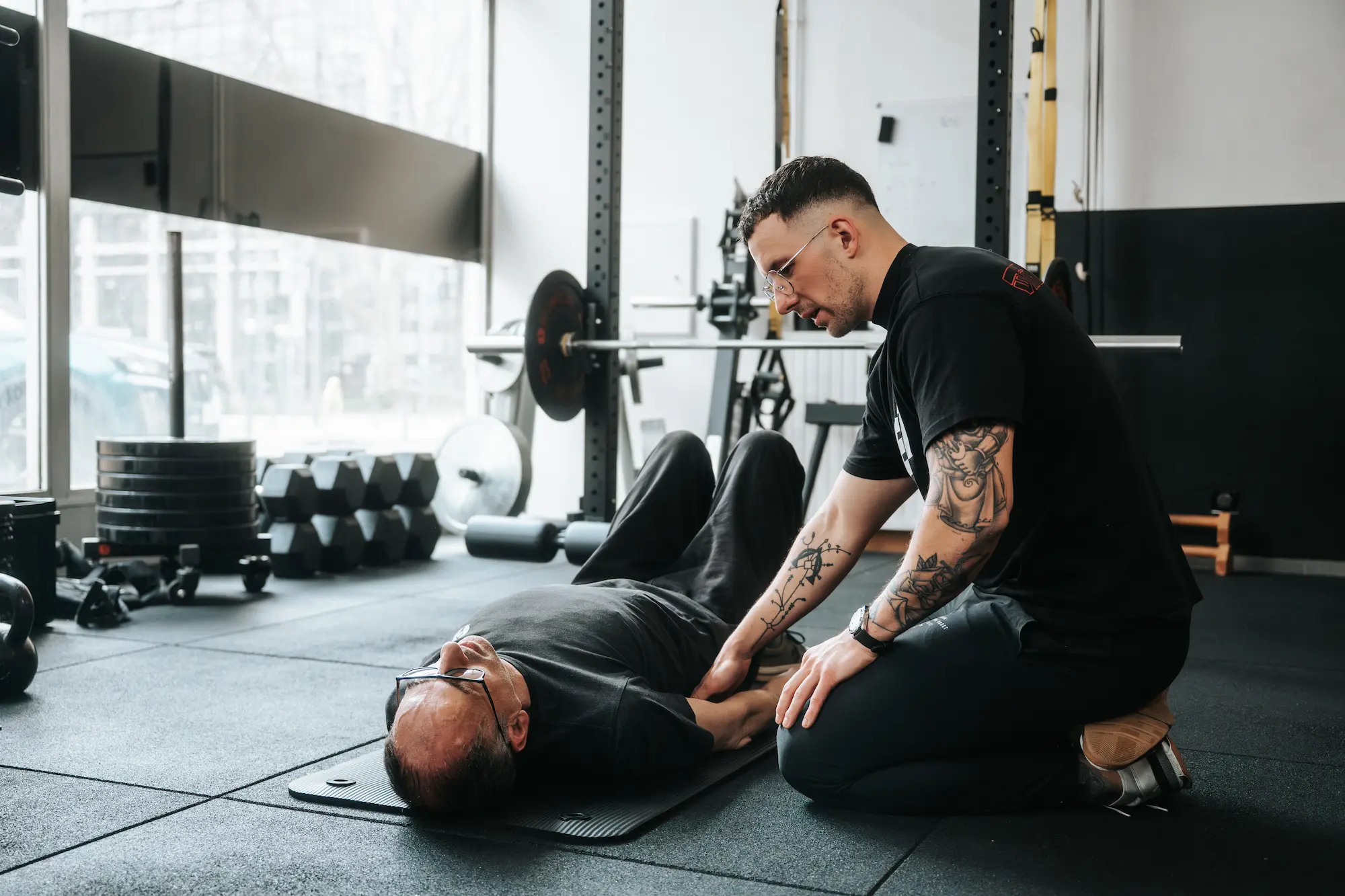 Nicolas De Ieso, coach sportif à Genève, accompagnant un client de plus de 45 ans dans sa reprise du sport